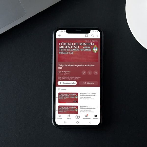 Un celular reproduce el audiolibro del Código de Minería de la República Argentina