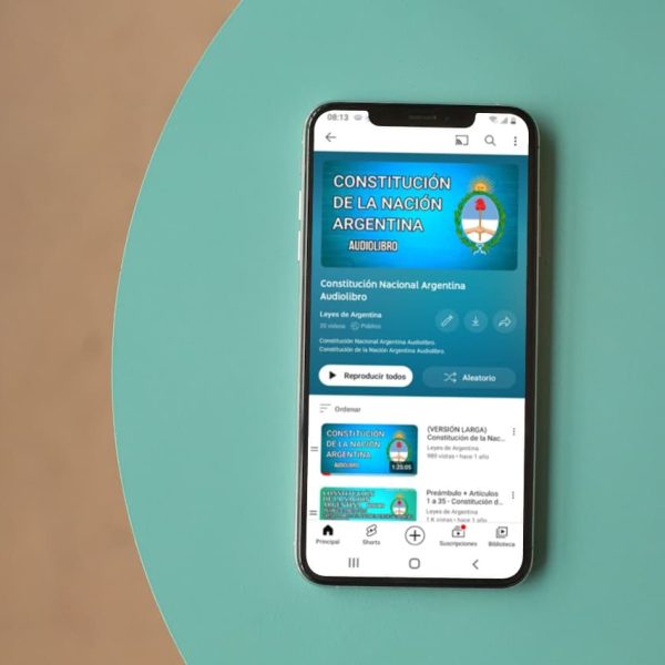 Celular que reproduce el audiolibro de la Constitución Nacional Argentina.