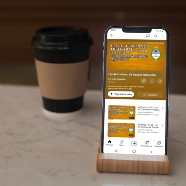 Celular reproduciendo el audiolibro de la Ley de Contrato de Trabajo Argentina.