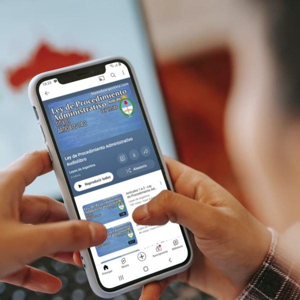 Una persona escucha en su celular el audiolibro de la Ley de Procedimiento Administrativo